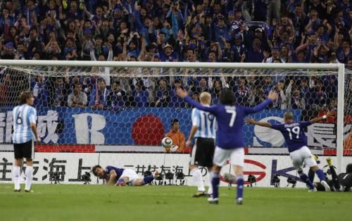 2010-10-08t113701z_01_isk04_rtridsp_3_soccer-japan_reuters