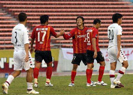 فرحة لاعبي فريق ناغويا غرامبوس بعد تجاوزهم فريق سابورو