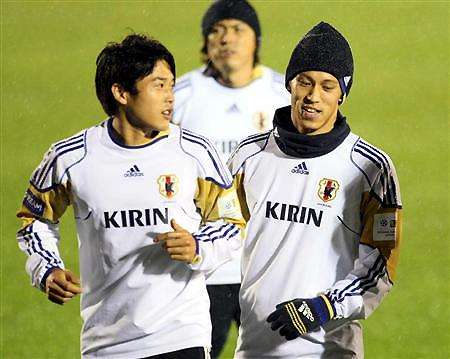 من اليمين ( هوندا - يوتشيدا ) أجروا تدريبات خفيفة بعد المجهود الكبير أمام الأرجنتين