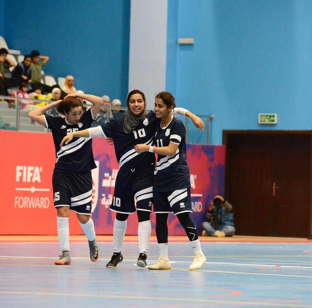 أبرار الحمادي (وسط)