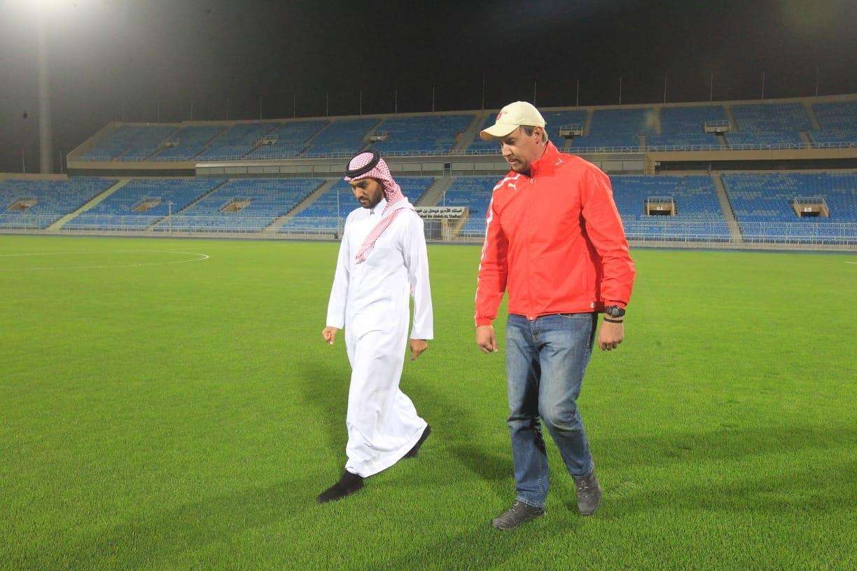 رئيس هيئة الرياضة يتفقد أرضية الملعب