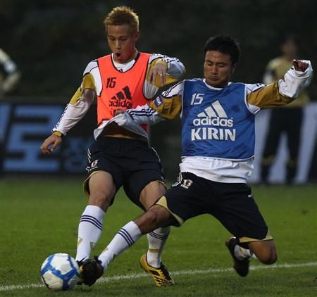 صراع كروي بين هوندا ( يسار ) وكونو في تدريبات مدينة باجو الكورية الجنوبية