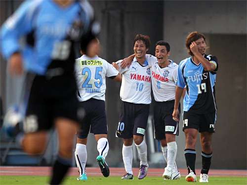 فرحة لاعبي فريق جوبيلو إيواتا بعد تجاوزهم فريق كواساكي والتأهل للمباراة النهائية