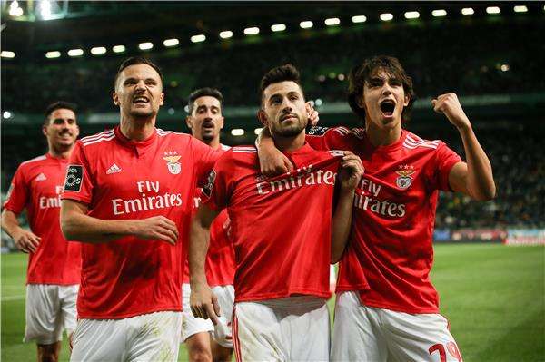 فيليكس مع فريقه (أقصى اليمين)