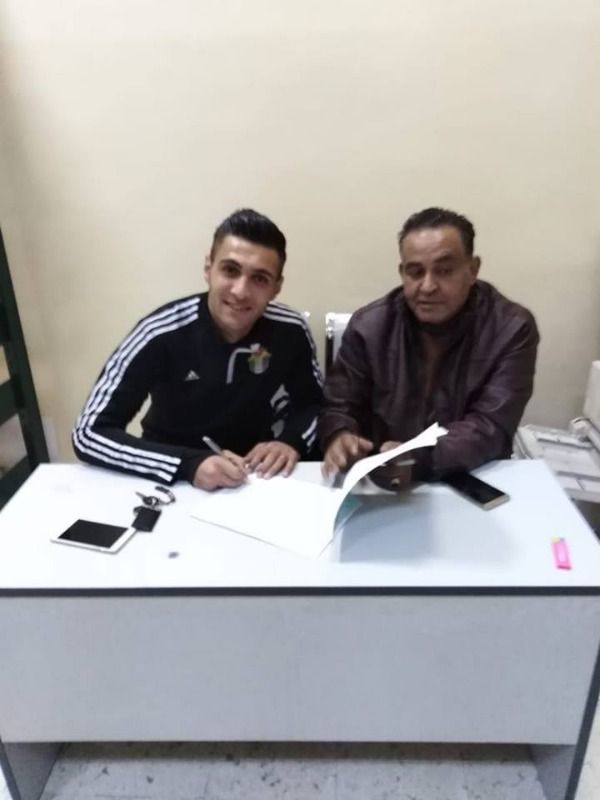 جانب من التوقيع