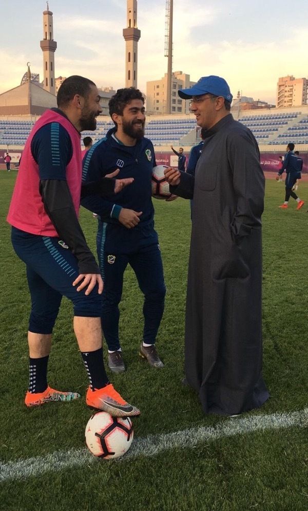 الخضري في حديث مع الصيفي والخطيب قبل تدريب اليوم