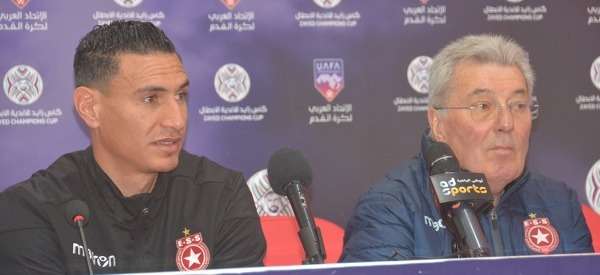 كريم العواضي بجانب مدربه لومير