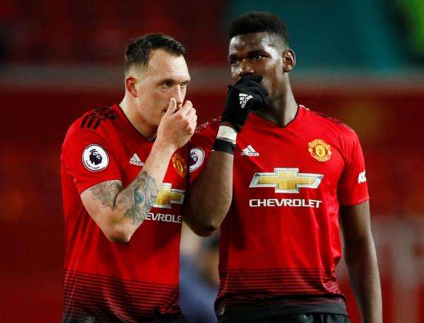 فيل جونز مع بوجبا