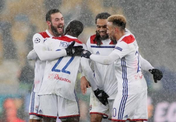 ميندي مع لاعبي ليون