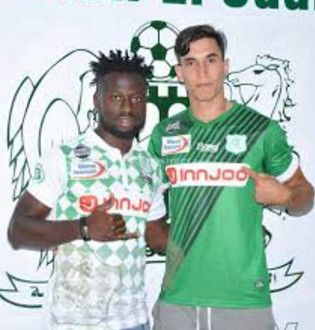 أنتوني أوكبوتو (يسار)