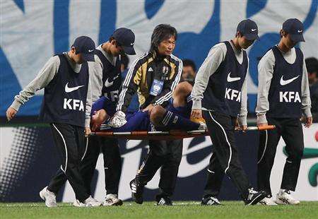 كومانو عند خروجه من ارضية الملعب وهو مصاب في ذراعه الأيمن