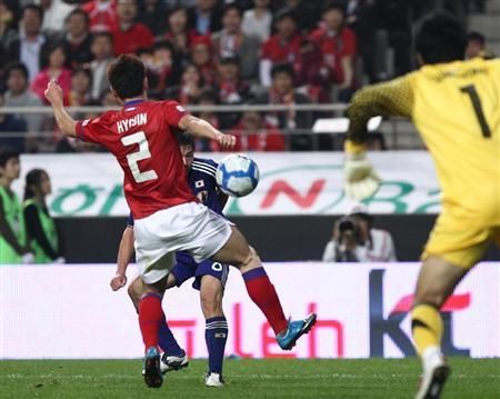 الكرة تصطدم بيد الكوري تشوي هيو جين ليثير غضب اليابانيين تجاه الحكم الأوزباكي ايرماتوف