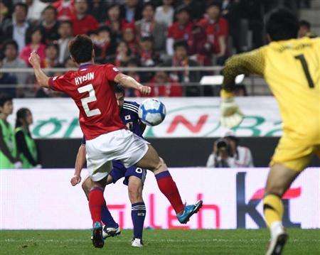 الكرة تصطدم بيد الكوري تشوي هيو جين ليثير غضب اليابانيين تجاه الحكم الأوزباكي ايرماتوف