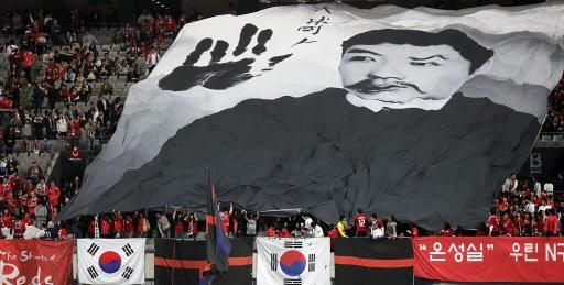 تواجد صورة الجنرال آن جونغ جيونغ في مدرجات الملعب زادت من توتر اللاعبين في المباراة