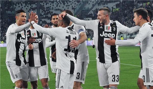 دوجلاس كوستا مع لاعبي يوفنتوس