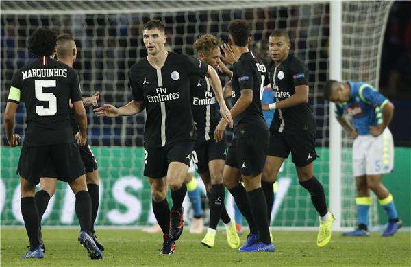 مونييه مع لاعبي باريس سان جيرمان