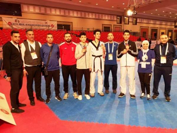 اللاعبون بعد التتويج