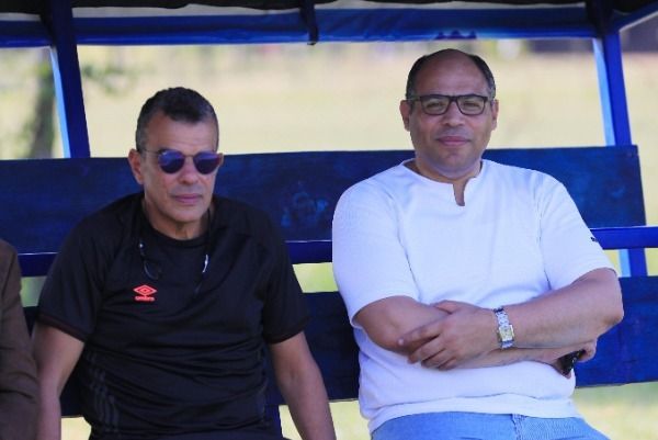 خالد مرتجي (يسار)