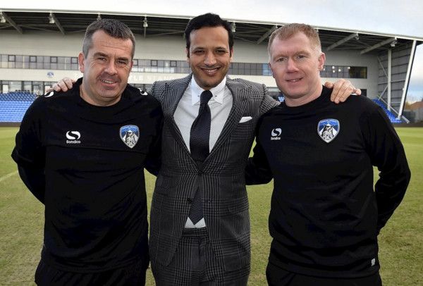 من تقديم سكولز