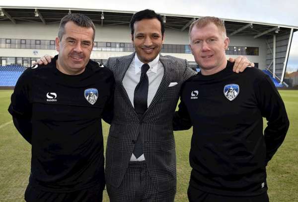 من تقديم سكولز