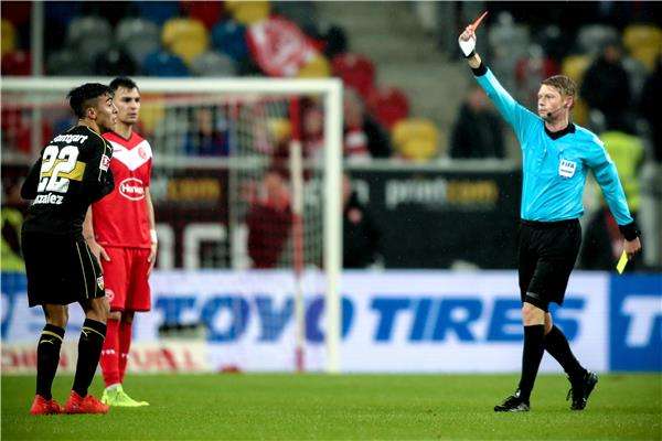 لحظة طرد اللاعب