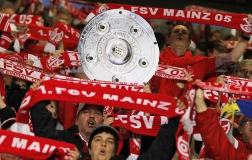 جماهير فريق ماينز ترفع تمثال لدرع الدوري في إحدى المباريات