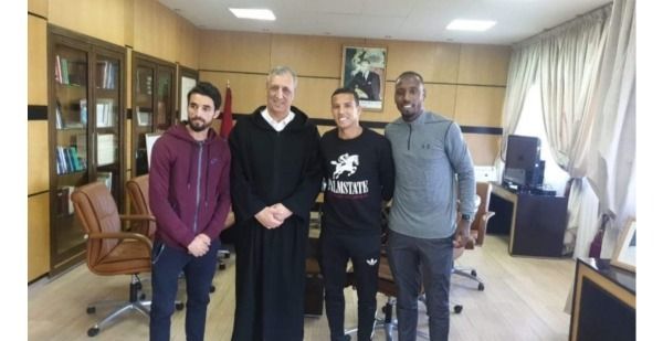 محافظ الحسيمة فريد شوراق مع 3 من لاعبي الفريق