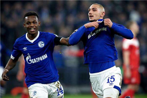 رابي ماتوندو (يسار)