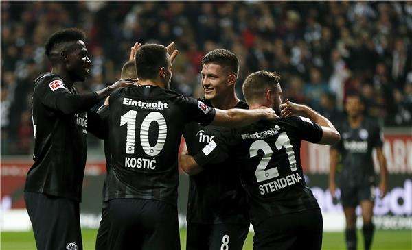 جوفيتش مع لاعبي آينتراخت