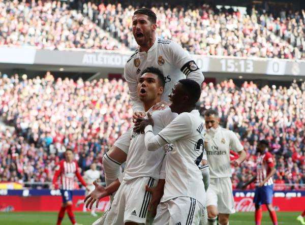 فينيسيوس جونيور مع لاعبي ريال مدريد