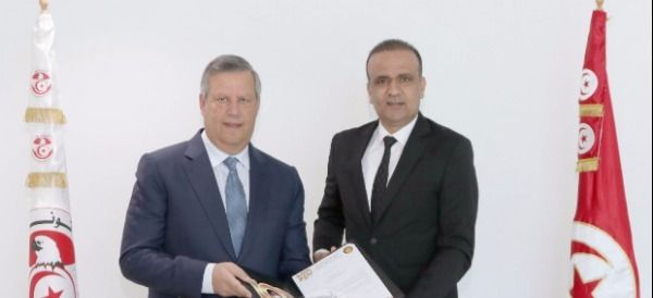 حمدي المدب يسلم وديع الجريء الدعوة الرسمية 