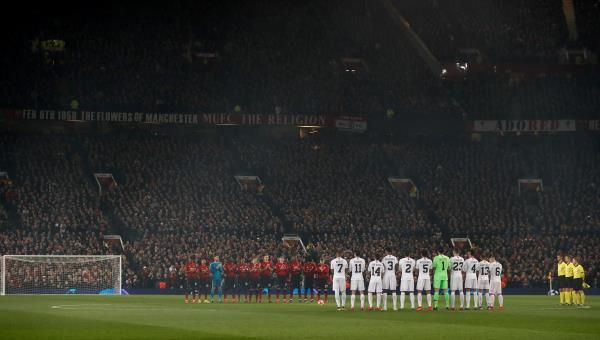 لاعبو اليونايتد وسان جيرمان خلال دقيقة الصمت 