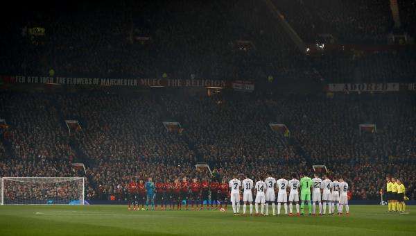 لاعبو اليونايتد وسان جيرمان خلال دقيقة الصمت