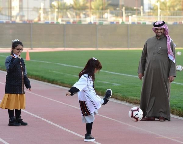 رئيس الشباب مع العائلة الداعمة للنادي