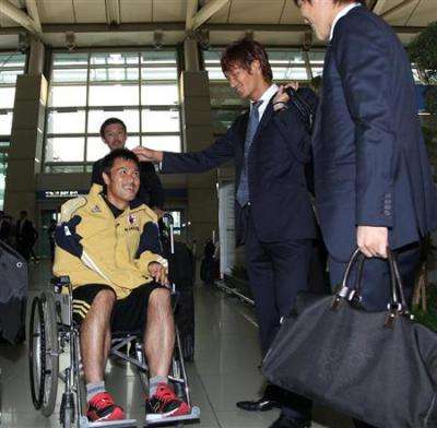 عاد كومانو للأراضي الياباني بكرسي متحرك بسبب الكسر في ذراعه الأيمن