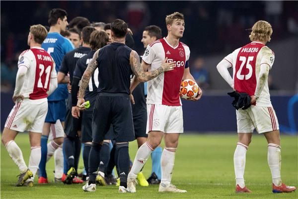 دي ليخت مع فريقه