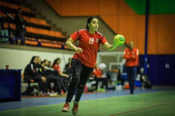 لاعبة الأهلي لكرة اليد