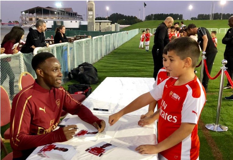 ويلباك يوقع لأطفال أكاديمية آرسنال
