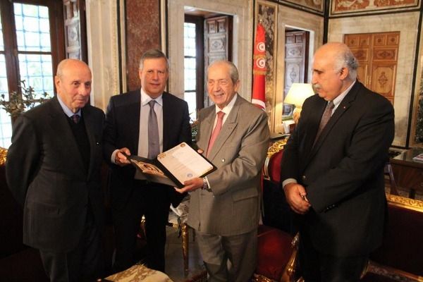 المدب يسلم الناصر دعوة حضور حفل المئوية 