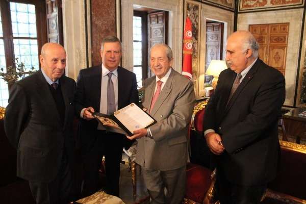 المدب يسلم الناصر دعوة حضور حفل المئوية 