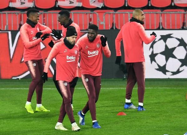 ألبا مع لاعبي برشلونة