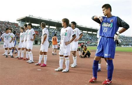 حسرة لاعبي فريق كاشيما بعد تعادلهم أمام فريق شونان بيلمار