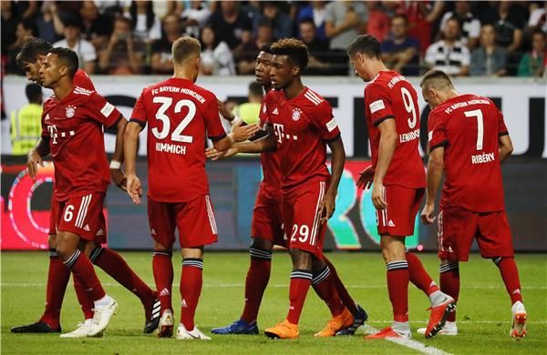 كومان مع لاعبي البايرن