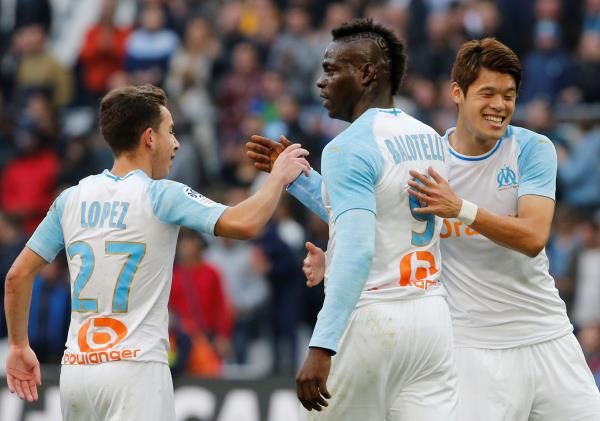 ماريو بالوتيلي مع لاعبي مارسيليا