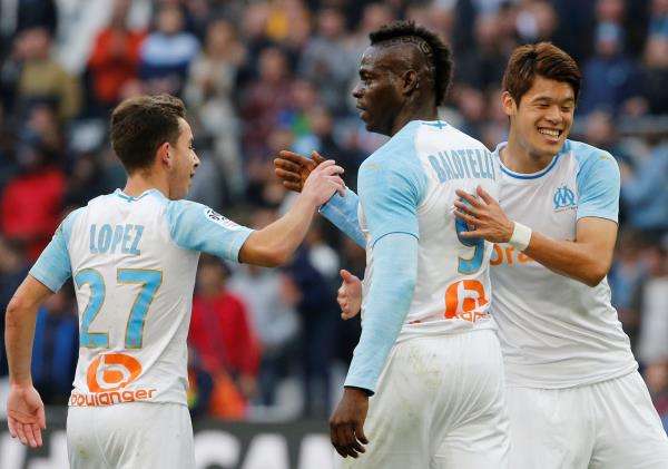 ماريو بالوتيلي مع لاعبي مارسيليا