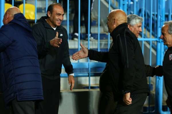 كريستيان جروس يصافح علي ماهر