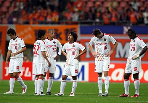 حسرة لاعبي ناغويا بعد خسارتهم المفاجئة أمام ألبيريكس نيغاتا