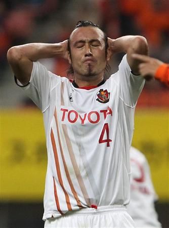 المدافع توليو تاناكا في حالة حزن بعد خسارة فريقه المفاجئة أمام ألبيريكس