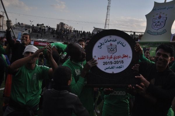 لاعبو خدمات رفح يحتفلون باللقب الخامس