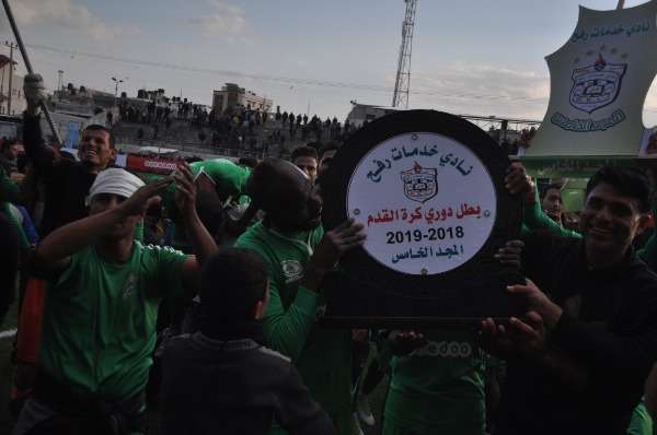 لاعبو خدمات رفح يحتفلون باللقب الخامس